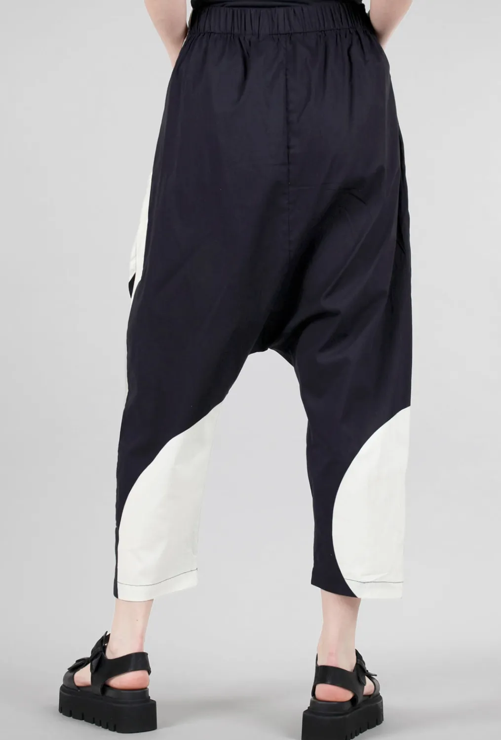 Best Sale Evie Lou Crisp Extended Rise Pant, Black/Off-White