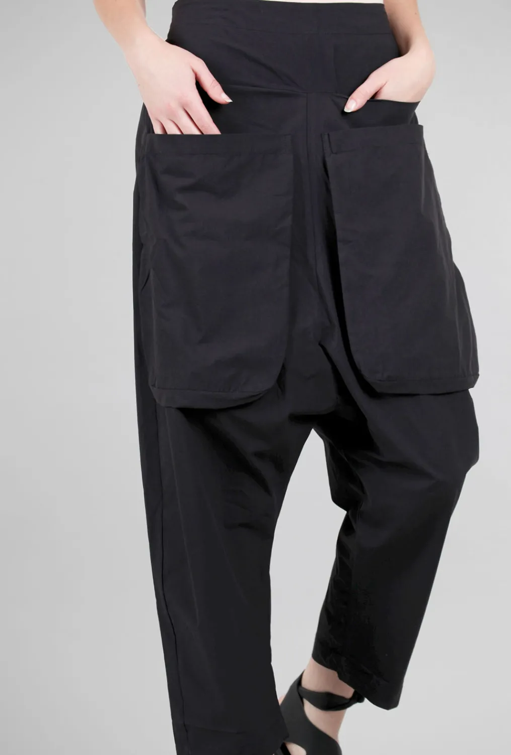 Store Evie Lou Crisp Extended Rise Pant, Black