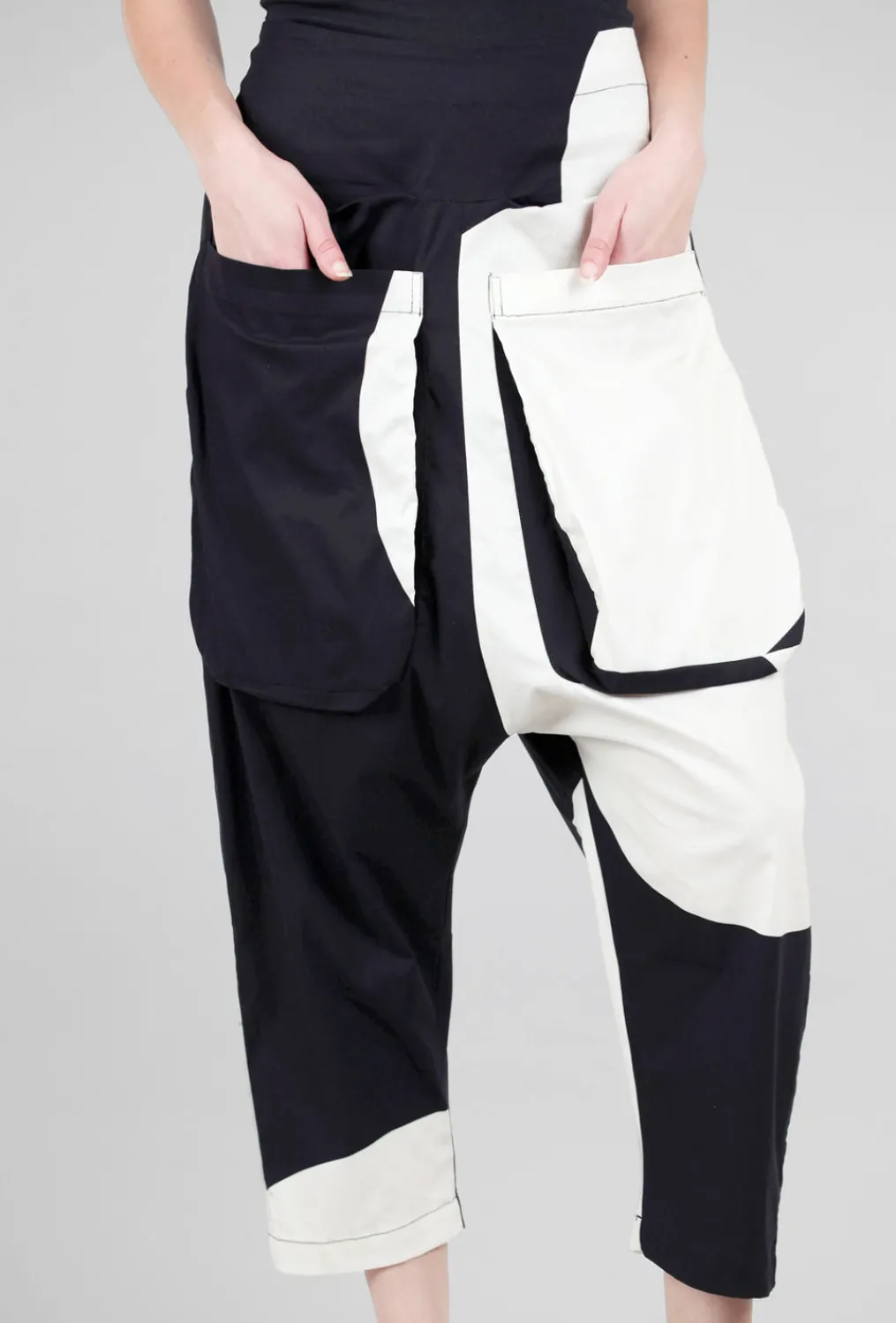 Best Sale Evie Lou Crisp Extended Rise Pant, Black/Off-White