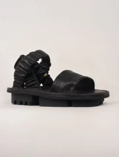 Discount Evie Lou Synchron Closed Sandal, Black Sat